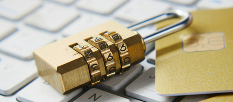 Изображение. Цифровой замок лежит на клавиатуре, рядом криптокарта