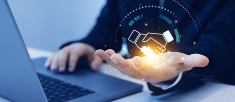 Изображение. Концепция делового сотрудничества. Цифровое изображение рукопожатия в руке бизнесмена, сидящего перед ноутбуком