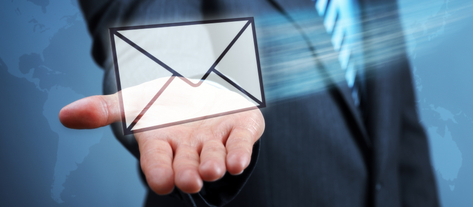 Изображение. Рука человека в деловом костюме держит голографическое изображение электронного письма