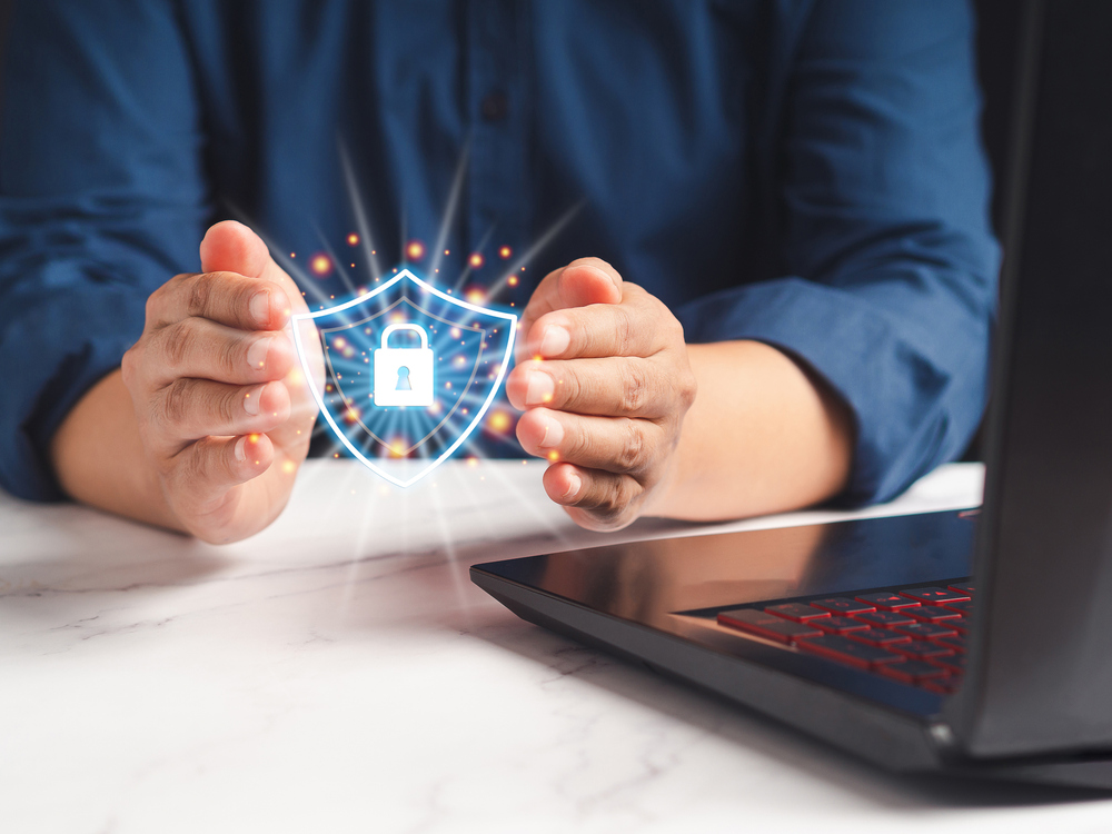 Изображение. Бизнесмен защищает данные на виртуальном интерфейсе