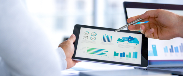 Изображение. Рука человека с помощью стилуса взаимодействует с графиками и диаграммами на планшете