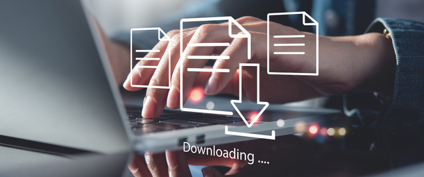 Изображение. Пользователь загружает данные на ноутбук