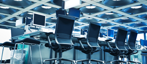 Изображение. Офисный интерьер с креслами и компьютерами