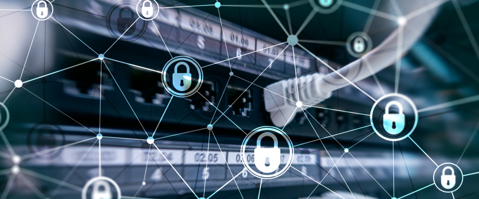 Изображение. Визуализация сетевой безопасности с замками и соединениями, символизирующими защиту данных и безопасность сети