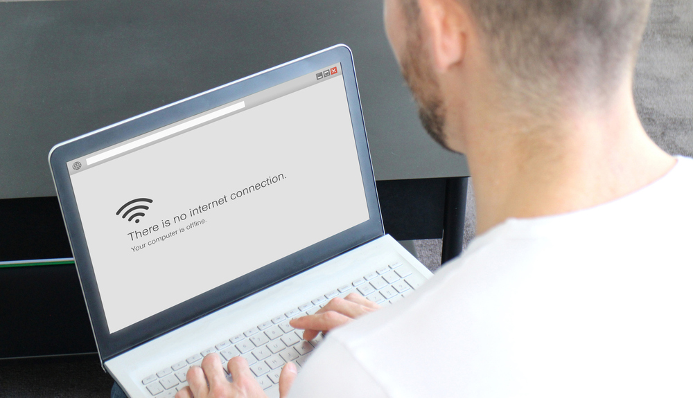 Изображение. Вид на спину и экран ноутбука. На экране сообщение: Ваше ПО скорее пират, чем программа.