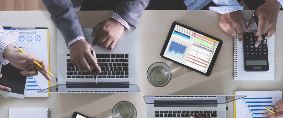 Изображение. Бизнес-совещание. Стол с разными гаджетами и документами, вид сверху