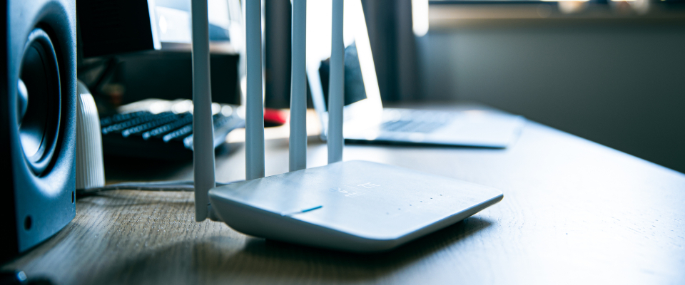 Изображение. WI-Fi-роутер с 4 антеннами на рабочем столе