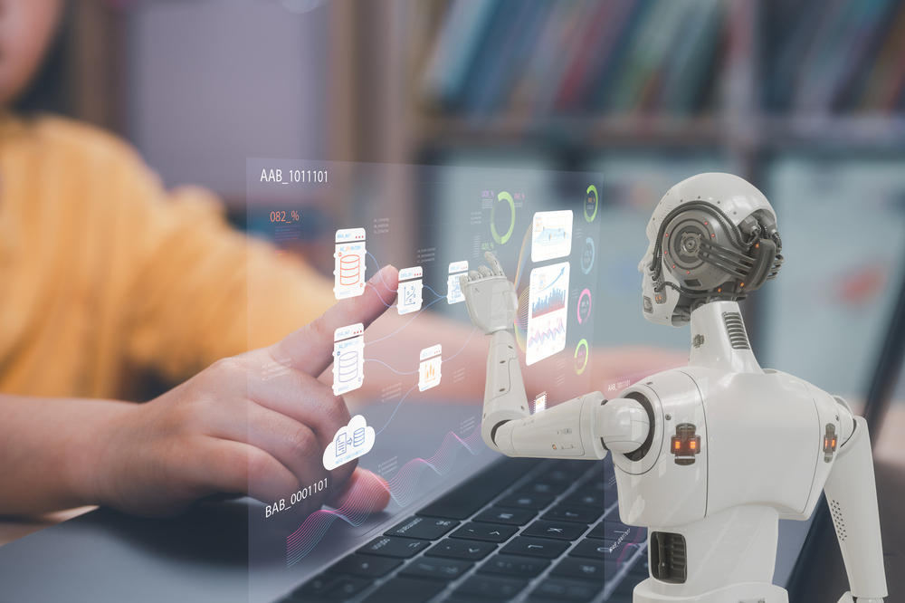 Изображение. Человек взаимодействует с голографическим интерфейсом, управляя данными с помощью жестов, по другую сторону помогает искусственный интеллект в виде робота