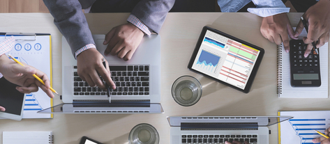 Изображение. Бизнес-совещание. Стол с разными гаджетами и документами, вид сверху