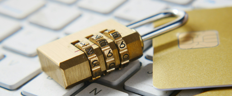 Изображение. Цифровой замок лежит на клавиатуре, рядом криптокарта