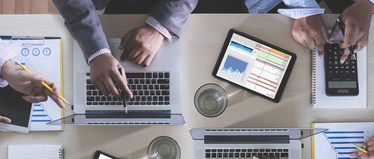 Изображение. Бизнес-совещание. Стол с разными гаджетами и документами, вид сверху