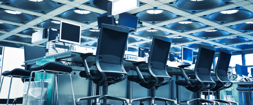 Изображение. Офисный интерьер с креслами и компьютерами