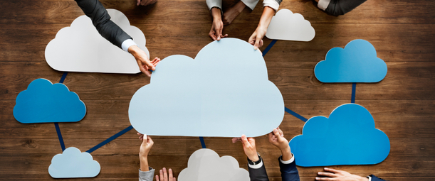 Изображение. Сотрудники за рабочим столом держат в руках бумажную фигуру в виде облака