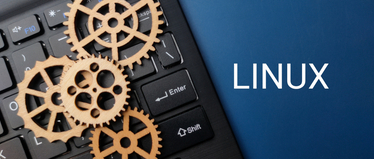 Изображение. Деревянная шестерня и клавиатура со словом linux на синем фоне