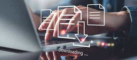 Изображение. Пользователь загружает данные на ноутбук