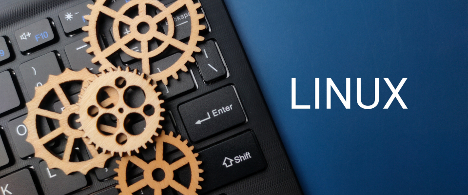 Изображение. Деревянная шестерня и клавиатура со словом linux на синем фоне