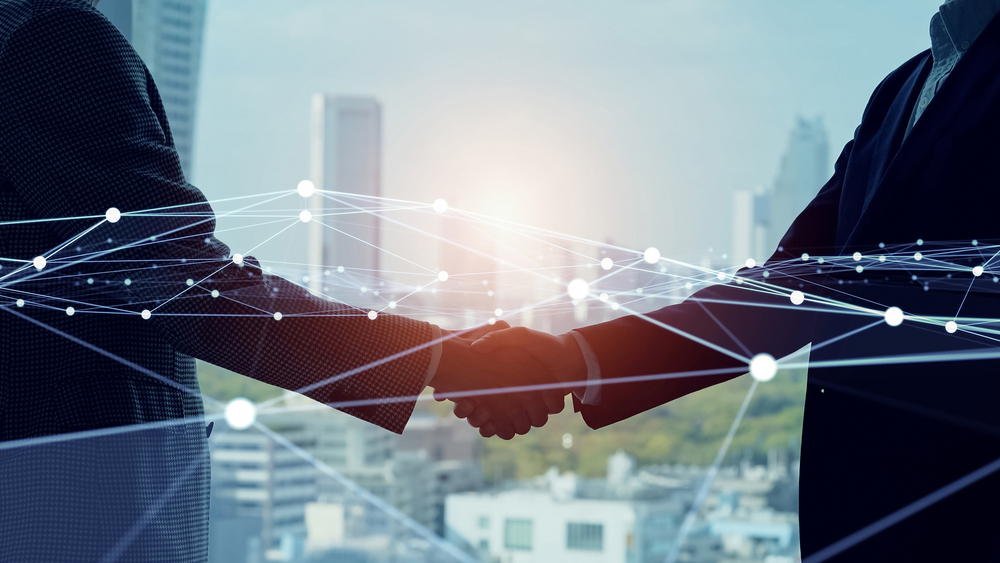 Изображение. Рукопожатие на фоне городского пейзажа