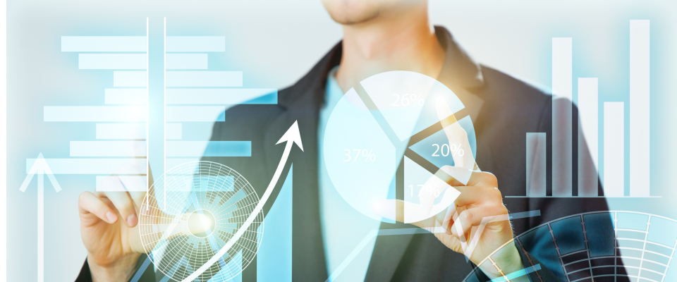 Изображение. Бизнесмен перед виртуальными графиками и схемами