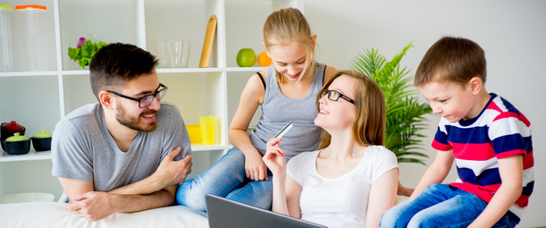 Изображение. Семья с детьми смотрит что-то на ноутбуке