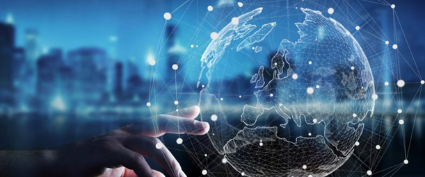 Изображение. Голограмма земного шара. Рука трогает шар на фоне ночного города