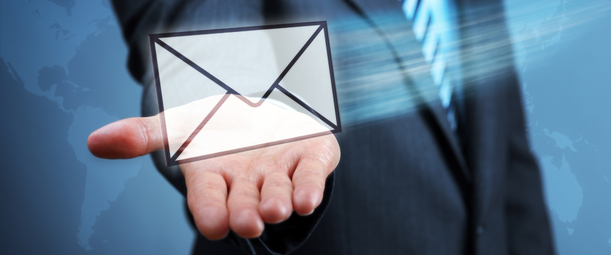 Изображение. Рука человека в деловом костюме держит голографическое изображение электронного письма